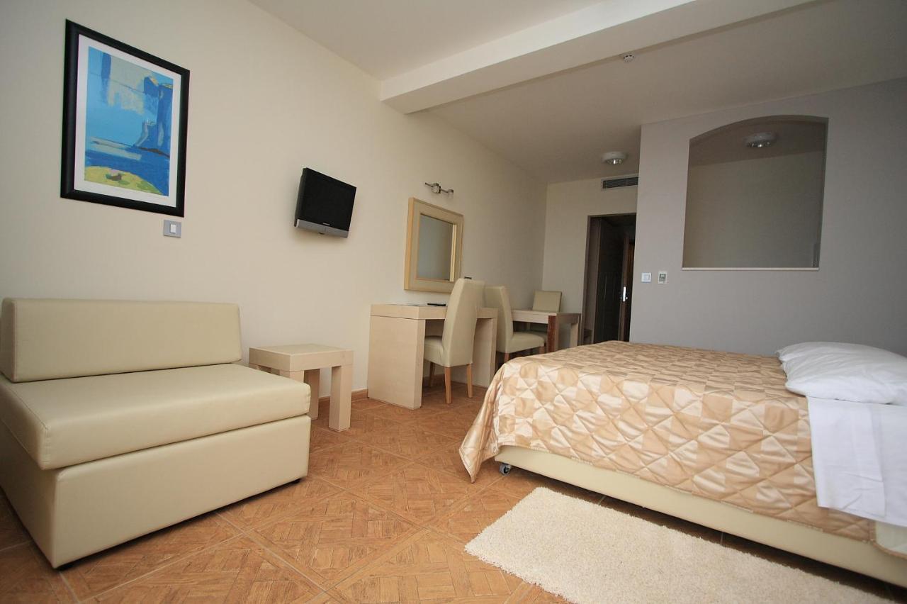 Aparthotel Natalia Podgora Buitenkant foto