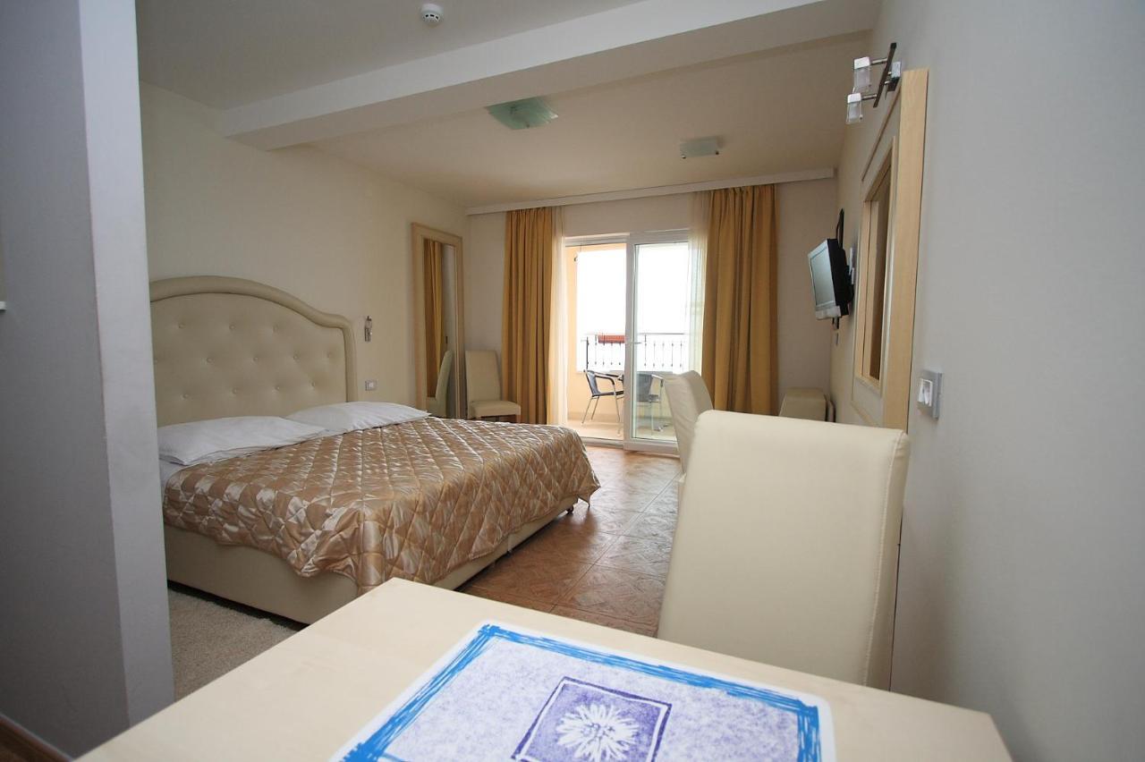 Aparthotel Natalia Podgora Buitenkant foto