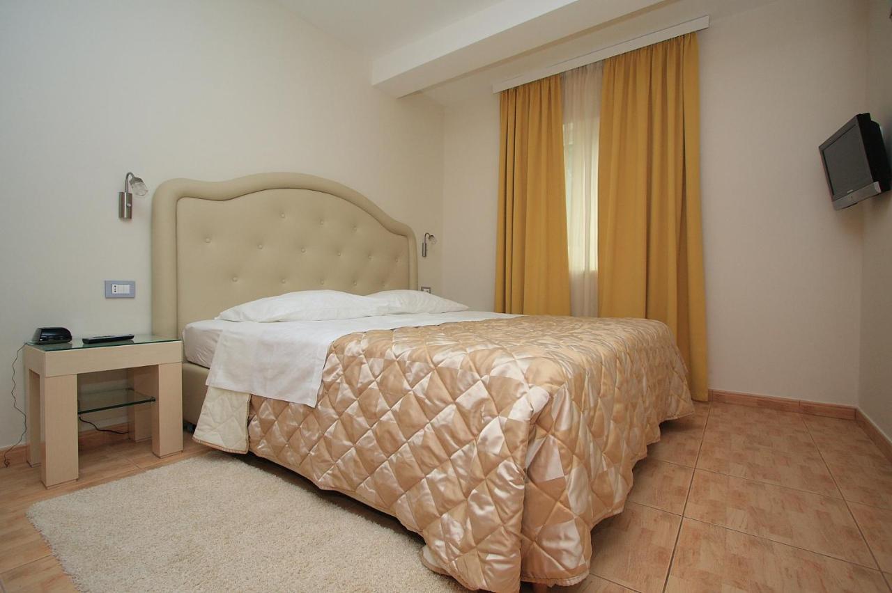 Aparthotel Natalia Podgora Buitenkant foto